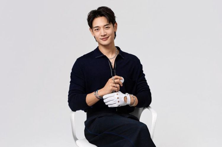 Kabar terbaru, Minho SHINee akan segera merilis album solo pertamanya. Album bertajuk CHASE ini akan dirilis Desember 2022.