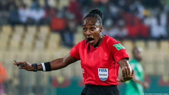 Terpilih jadi wasit perempuan di Piala Dunia 2022, seperti ini profil Salima Mukansanga yang berasal dari Afrika.