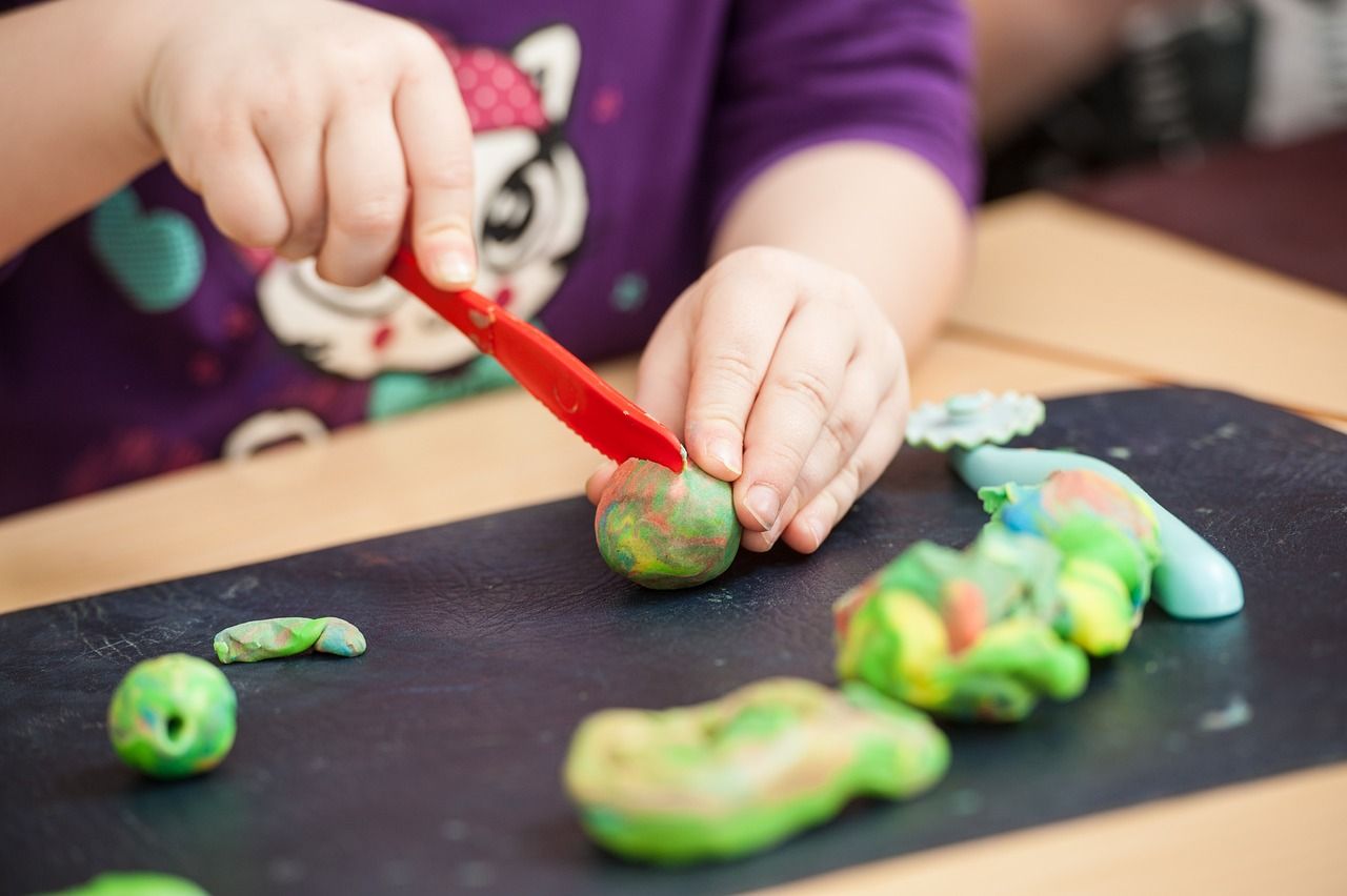 Bermain plastisin atau playdough bisa membantu melatih berbagai keterampilan anak, loh. Apa saja? Yuk, simak jawabannya!