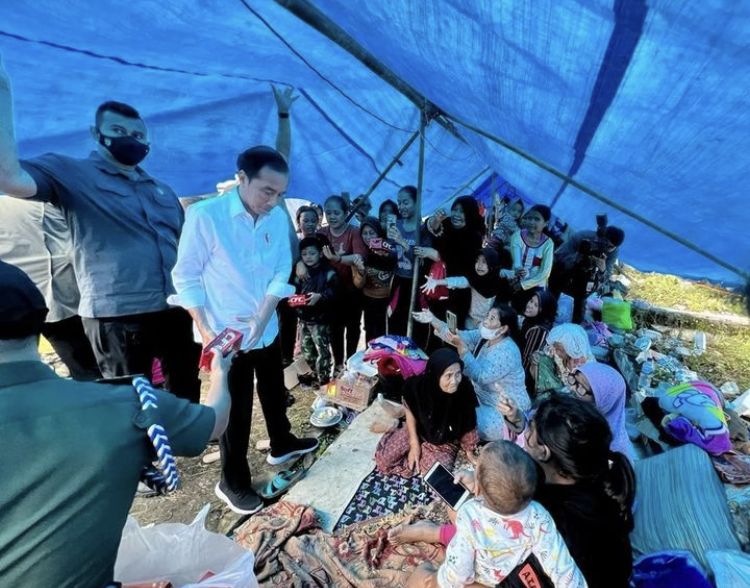 Presiden Joko Widodo mengunjungi tenda pengungsian korban gempa Cianjur.
Berikan bantuan uang sebesar Rp 5 juta setiap RT.