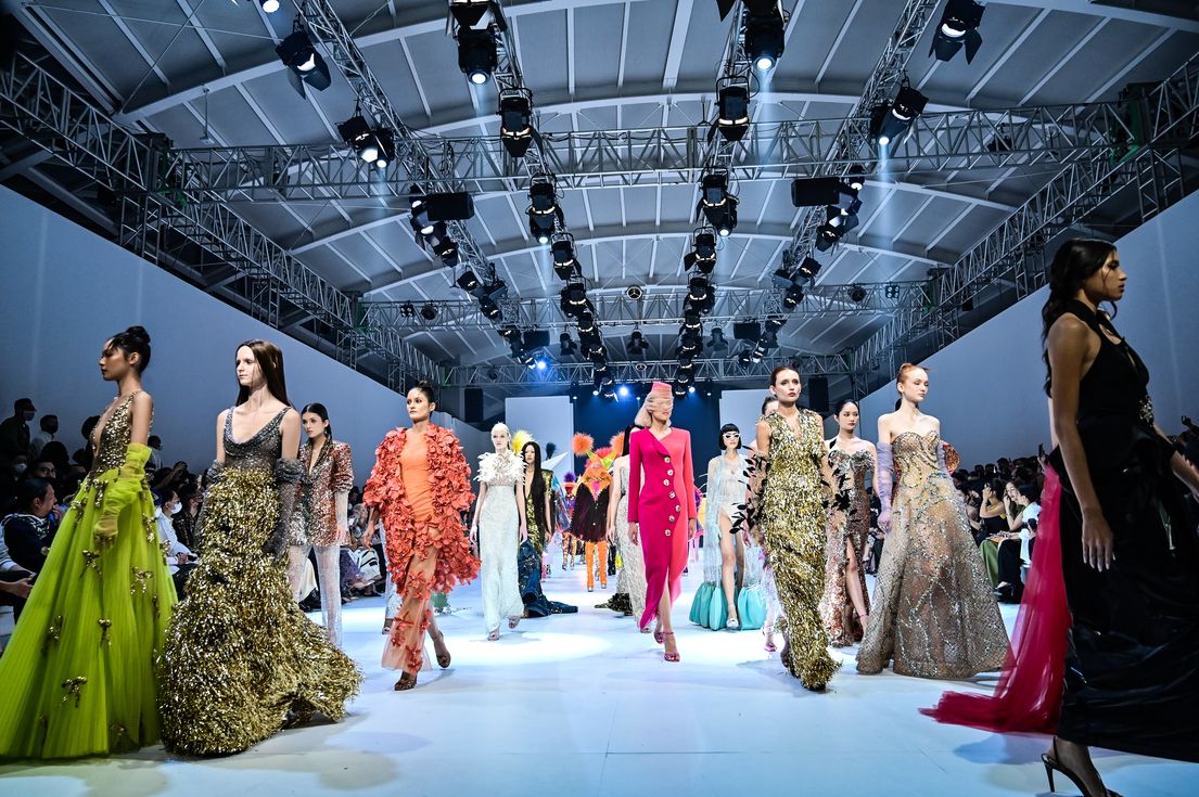 Jakarta Fashion Week 2023 sukses menampilkan karya dan koleksi. Industri fashion siap kembali tumbuh karena hal ini!