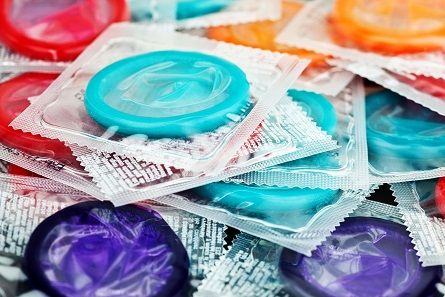 Berikut ini beberapa hal yang perlu diperhatikan sebelum membeli kondom untuk melakukan hubungan suami istri.