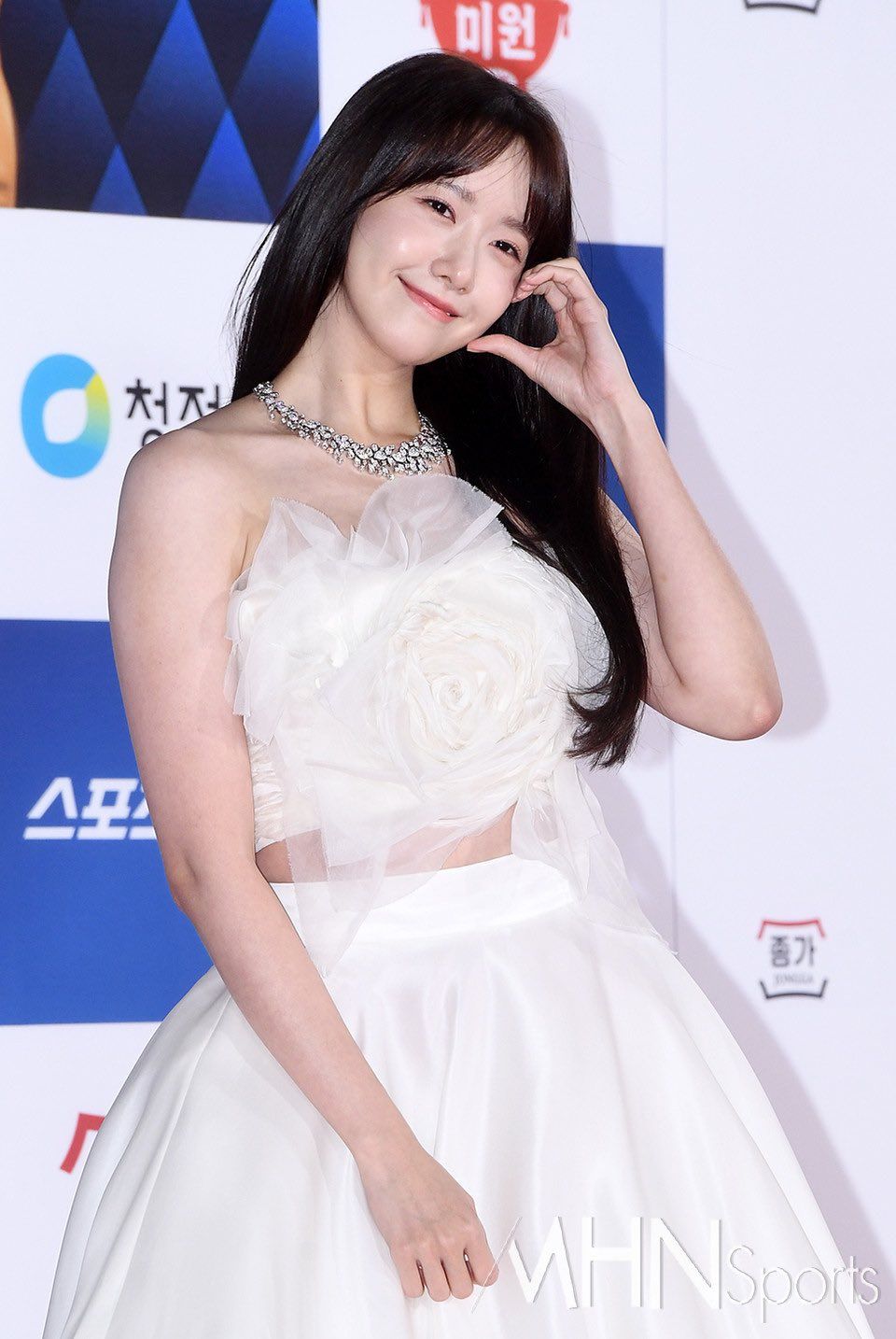 Gaun Yoona di Blue Dragon Film Awards 2022
