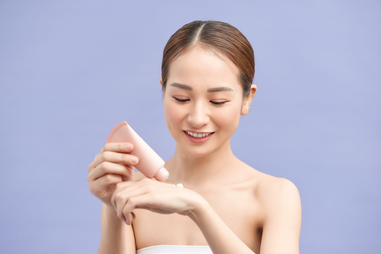 Memiliki beragam manfaat baik untuk kulit, simak rekomendasi skincare dengan kandungan vitamin B. Cek selengkapnya!