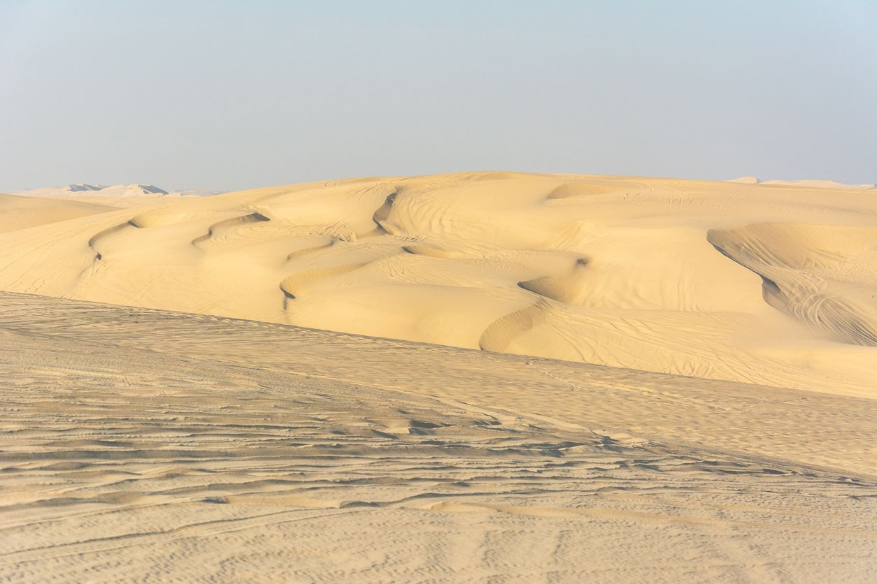 Berikut ini hidden gem ikonik di Qatar, yang jadi tuan rumah Piala Dunia 2022, ada pasir yang terhubung dengan gurun pasir lho.