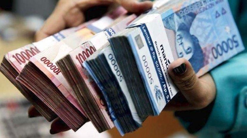UMP DKI Jakarta naik menjadi Rp 4,9 juta di tahun 2023. Supaya tidak boros, terapkan tips atur uang ini supaya bisa tambah tabungan. 