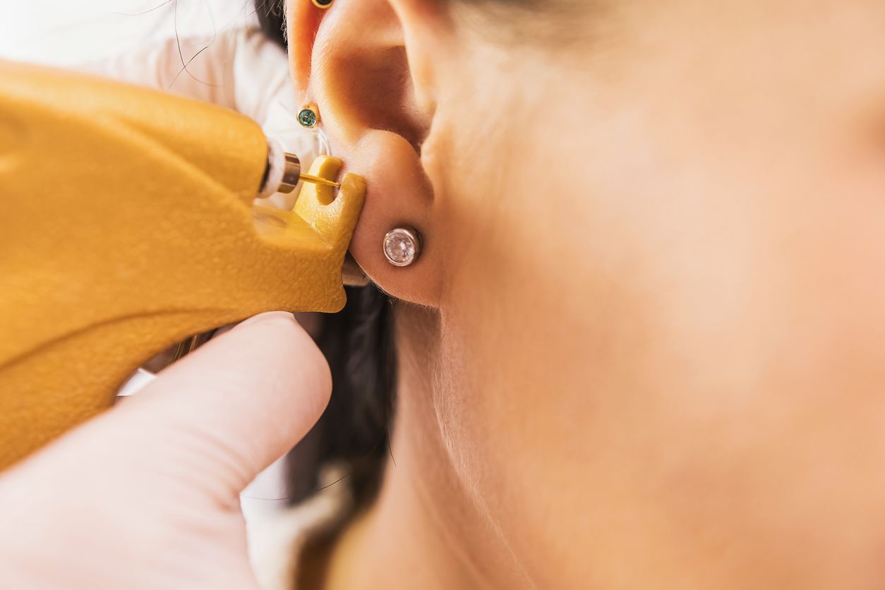 Piercing atau tindik telah lama digunakan baik perempuan maupun laki-laki. Lantas, seperti apa sejarah penggunaan piercing?