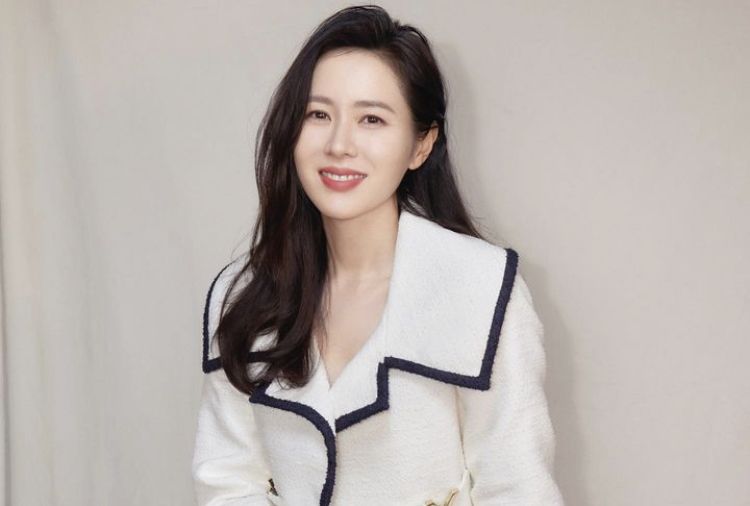 Berikut ini rekomendasi series yang dibintangi oleh Son Ye Jin. Ada drakor Crash Landing on You. Yuk simak!