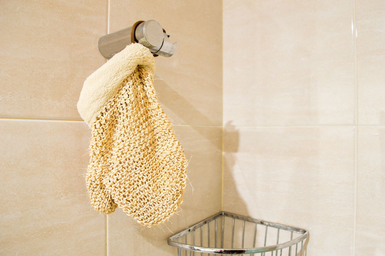Viral di media sosial, simak cara pemakaian bath gloves yang tepat untuk meminimalisir terjadinya iritasi kulit. Cek selengkapnya!