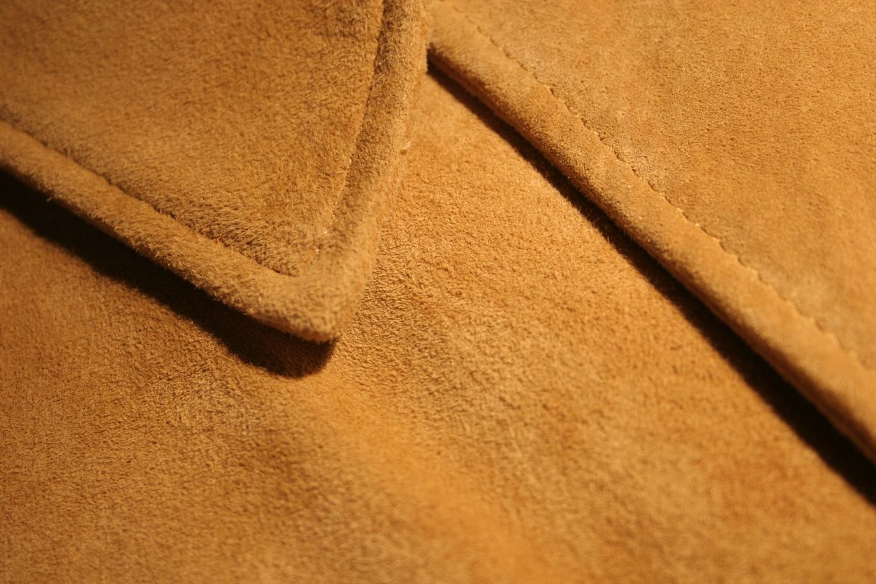 Jadi material bahan yang banyak digunakan di industri fashion, kenali jenis-jenis bahan suede. Simak ulasannya!