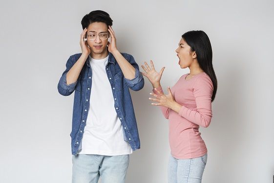 Saat bertengkar dengan pasangan, hindari tiga kesalahan berikut ini agar hubungan suami istri tidak merenggang.