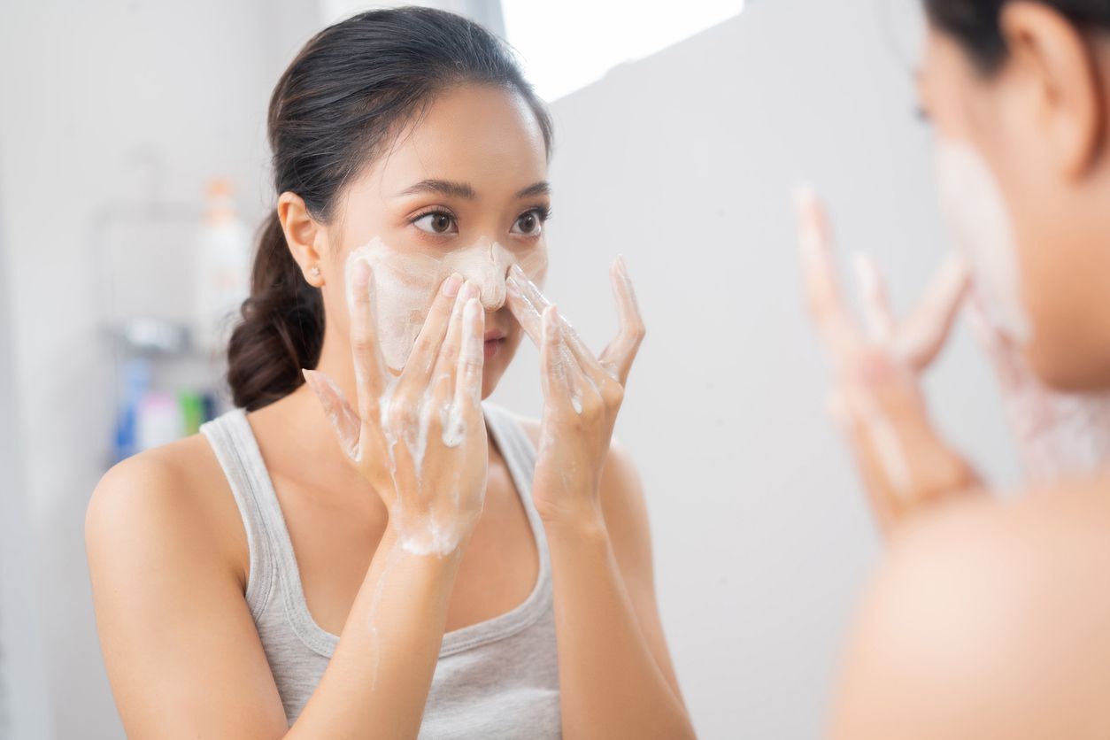 Tak bikin kulit kering, simak rekomendasi skincare viral di TikTok berupa facial wash dengan pH rendah.