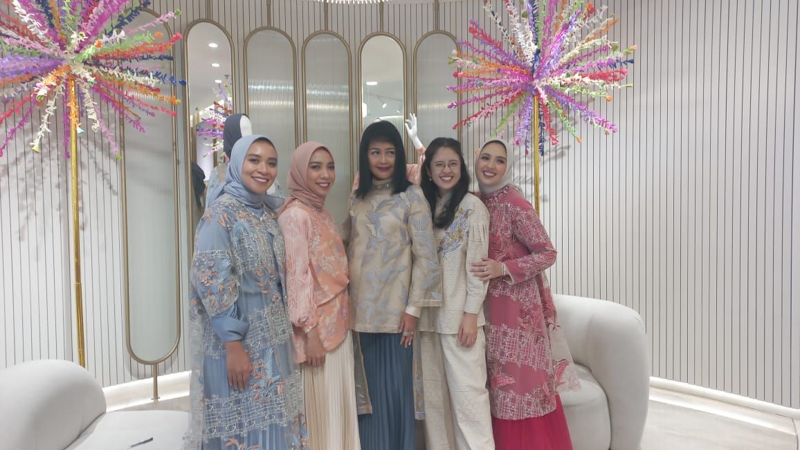Jenama mode lokal Kami. berkolaborasi dengan Sarah Sofyan rilis koleksi Sloka yang pakai batik khas Jakarta. 