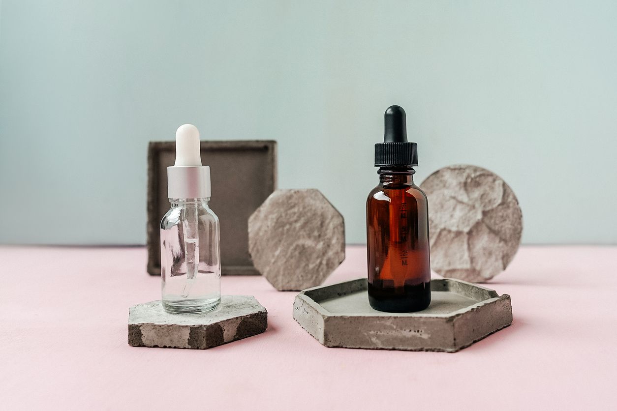 Pori-pori besar memang kerap mengganggu penampilan, simak rekomendasi skincare viral di TikTok berups serum untuk mengecilkan pori-pori. 