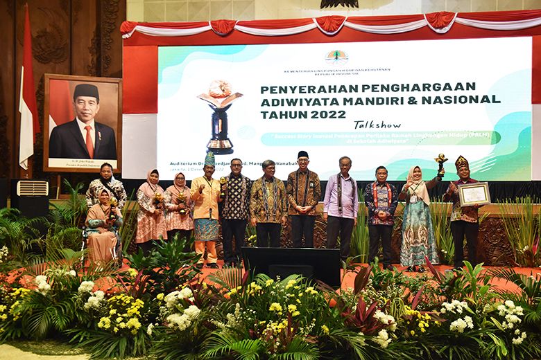 Penyerahan penghargaan Adiwiyata Mandiri dan Nasional 2022 di Gedung Manggala Wanabakti, Kamis (1/12/2022).