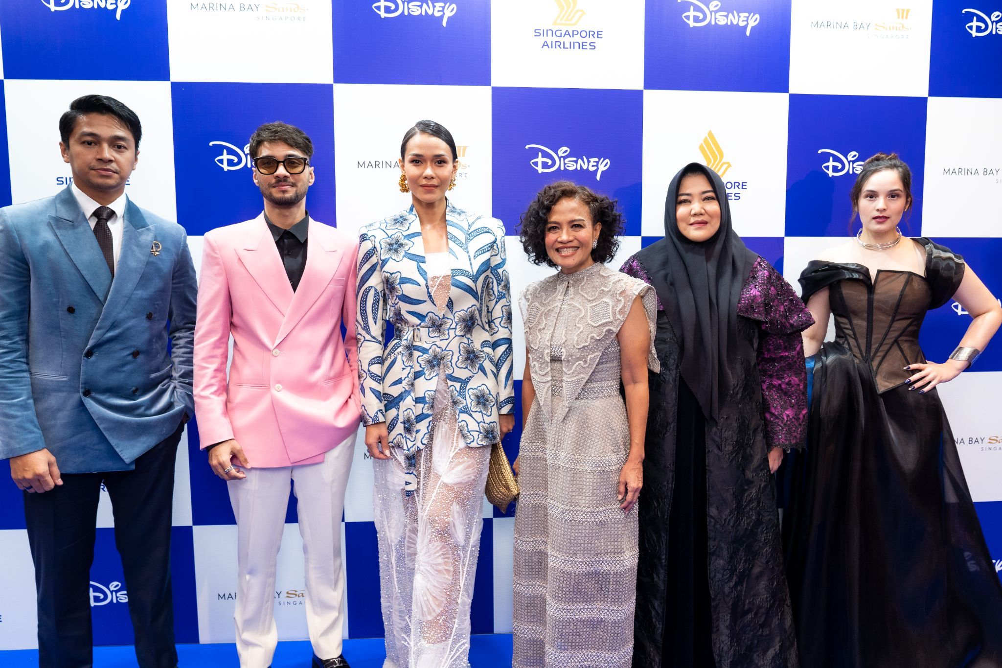 Menghadiri Disney Content Showcase 2022, berikut sederet gaya artis di blue carpet Disney Conten Showcase 2022 di Singapura. 