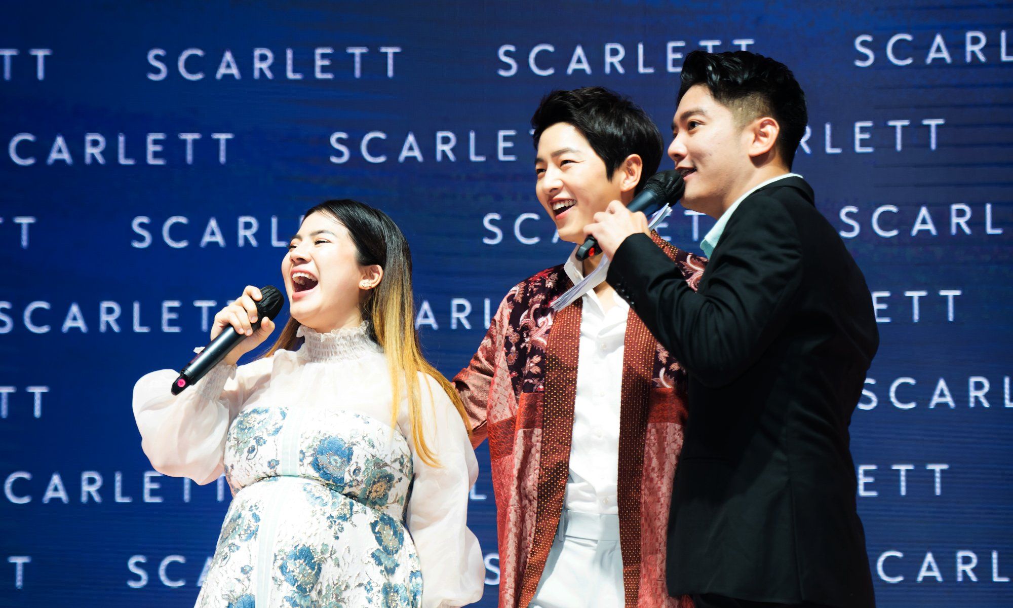 Saat menghadiri acara Meet and Greet Scarlett Beautyverse, aktor Korea Song Joong Ki dihadiahi batik. 