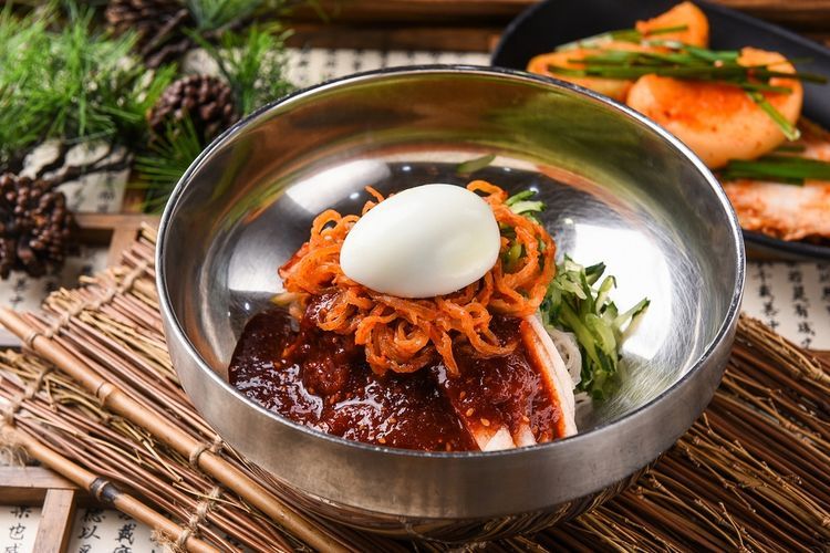 Mengenal Naengmyeon, mie kuah dingin khas Korea Selatan favorit Jin BTS yang baru ulang tahun. Tertarik mencoba?