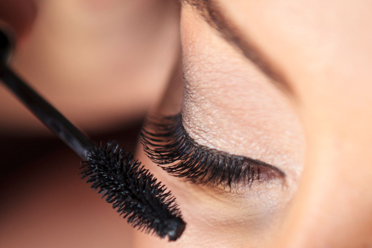 Tak nyaman pakai eyelash extension jangan dipaksa, simak berikut ini rekomendasi maskara di bawah Rp50 ribu yang terjangkau mahasiswa maupun pekerja.