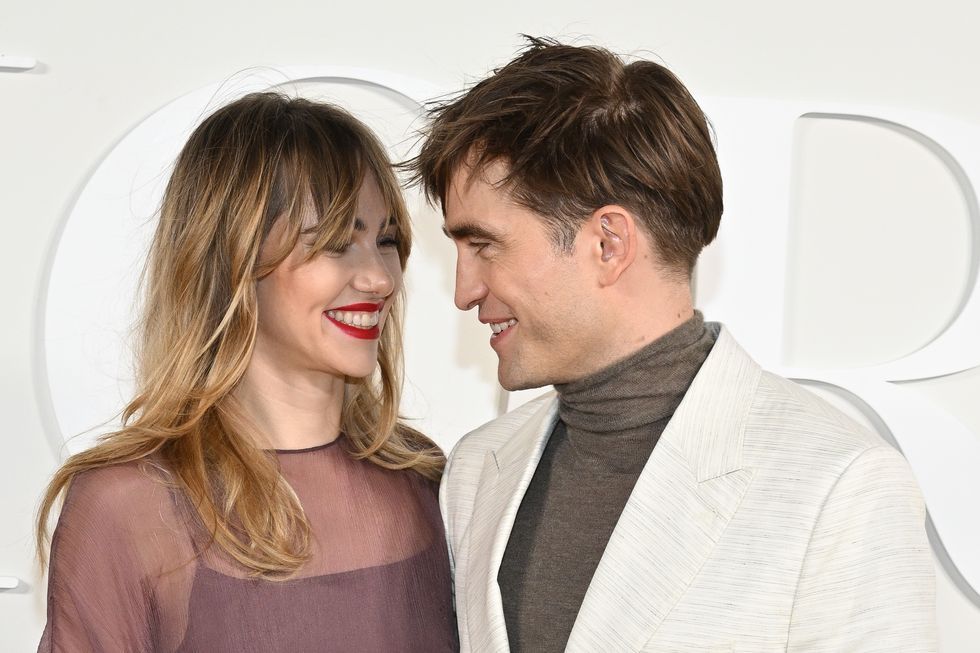 Untuk pertama kalinya tampil di hadapan publik, intip penampilan Robert Pattinson dan Suki Waterhouse di red carpet acara Dior. 