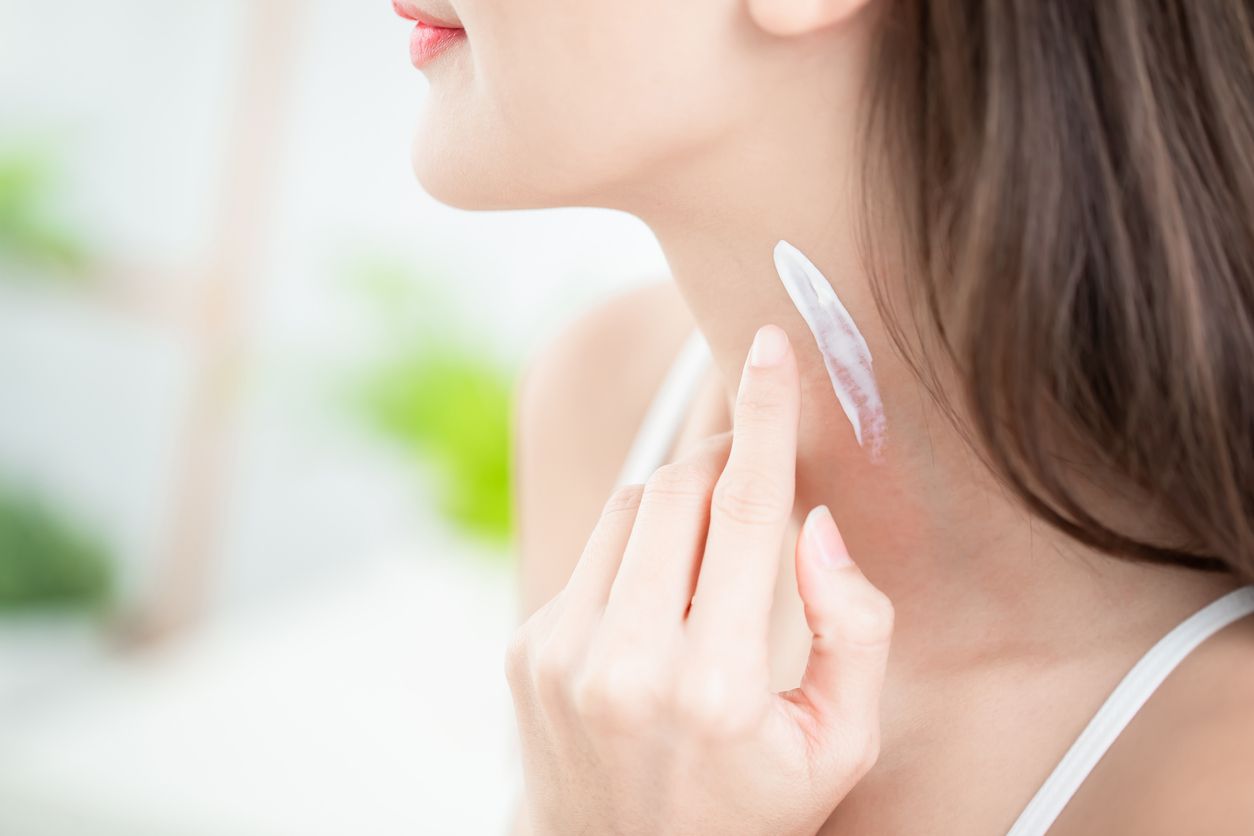Memiliki formula yang membuat kulit leher kencang, berikut rekomendasi skincare leher untuk kita. Cek ulasan selengkapnya!