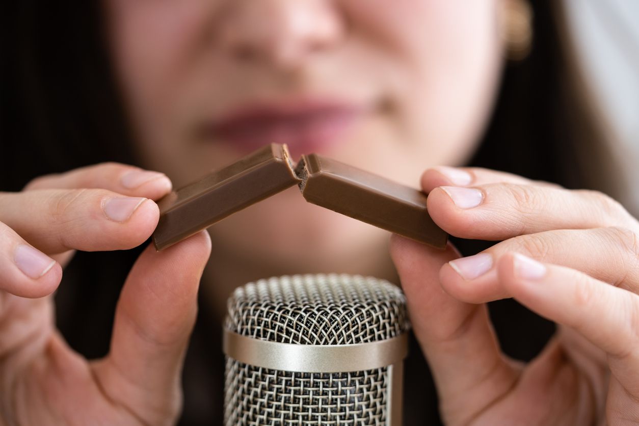 ASMR bukan hanya untuk hiburan saja, tapi ternyata menyaksikan video ASMR itu dapat menjaga kesehatan mental termasuk mengatasi kecemasan.