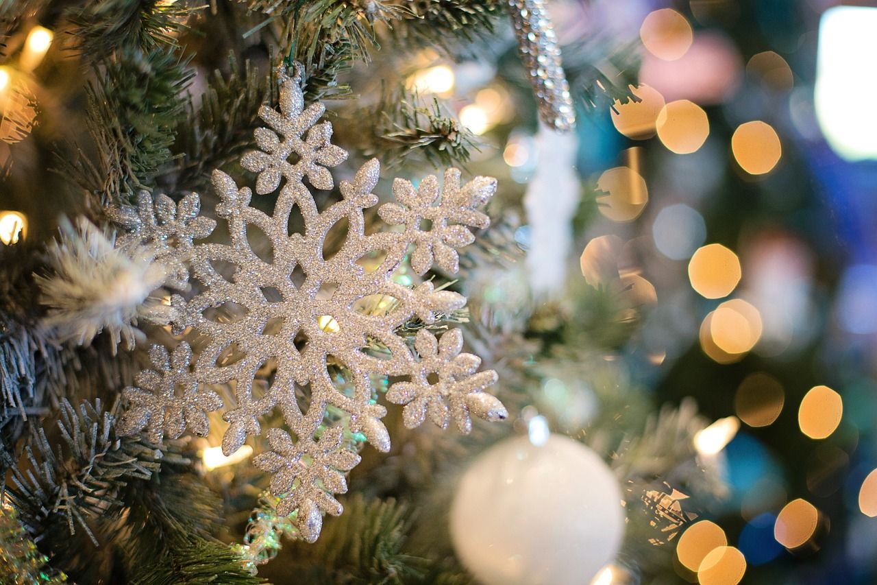 Tak perlu biaya mahal, begini tips mendekorasi ruangan di Hari Natal yang lebih hemat dan efisien tapi tetap indah.