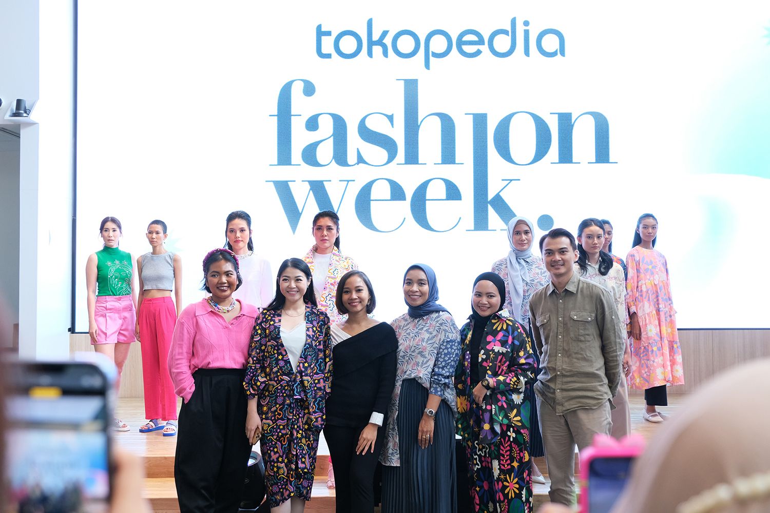 Tokopedia ajak ilustrator Dinda Puspitasari berkolaborasi dengan empat brand fashion lokal untuk hadirkan koleksi eksklusif di Tokopedia Fashion Week.