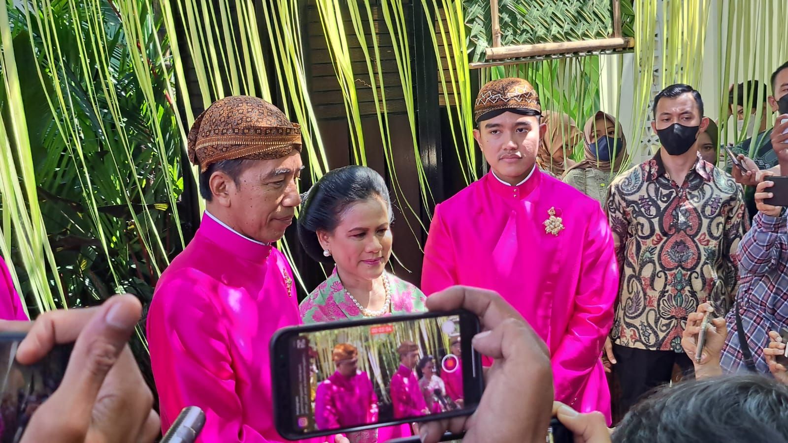 Iriana Joko Widodo menangis saat proses siraman Kaesang di Solo.
Doakan agar pernikahan Kaesang dan Erina.