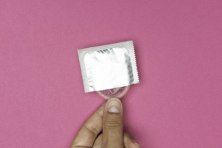 Pasangan perlu tahu, berikut ini berbagai fakta dan mitos penggunaan kondom saat lakukan hubungan suami istri.