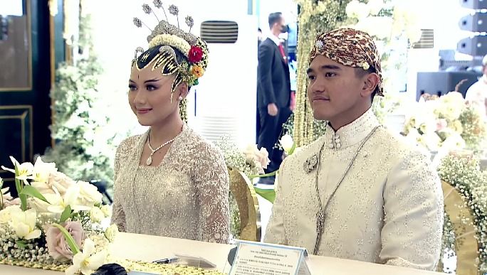 Sah menjadi pasangan suami istri, pernikahan Kaesang dan Erina berjalan lancar dan khidmat. Berikut lengkapnya.