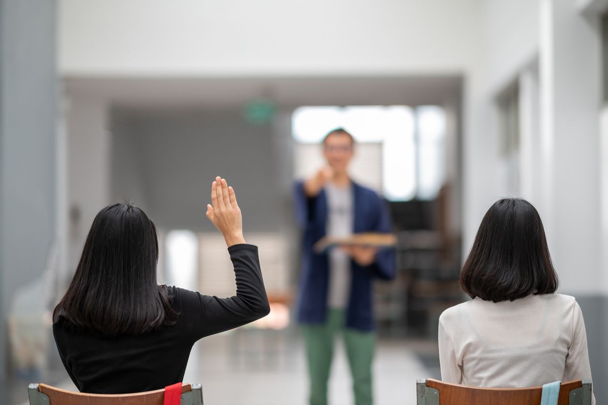 Seorang profesor mendapati bahwa kesenjangan gender bahkan mulai terjadi di ruang-ruang kelas kuliah. Apa yang para mahasiswi sengaja lakukan?
