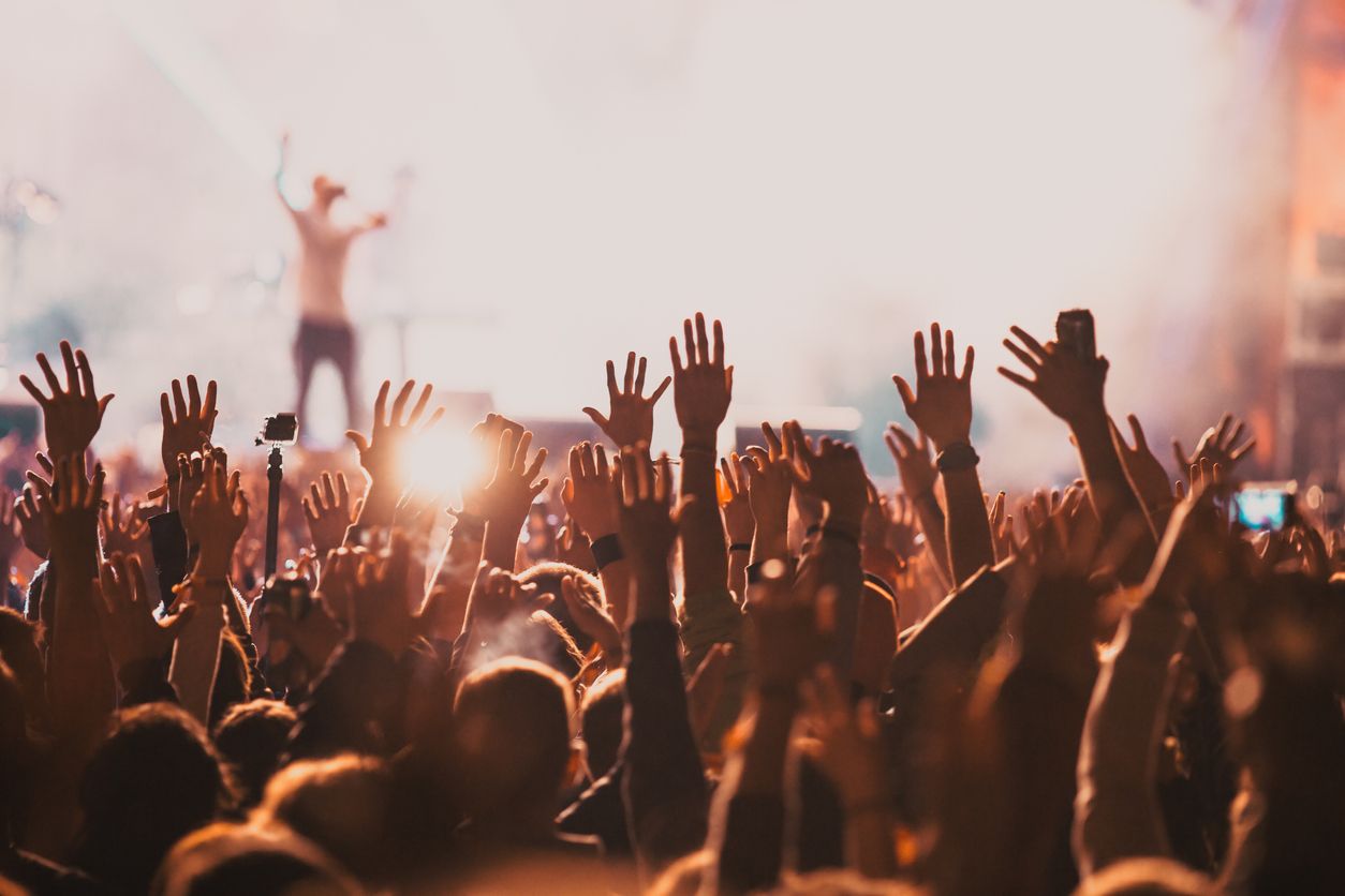 Jika setelah nonton konser muncul perasaan sedih, bisa jadi kamu mengalami post concert depression, simak deretan gejalanya