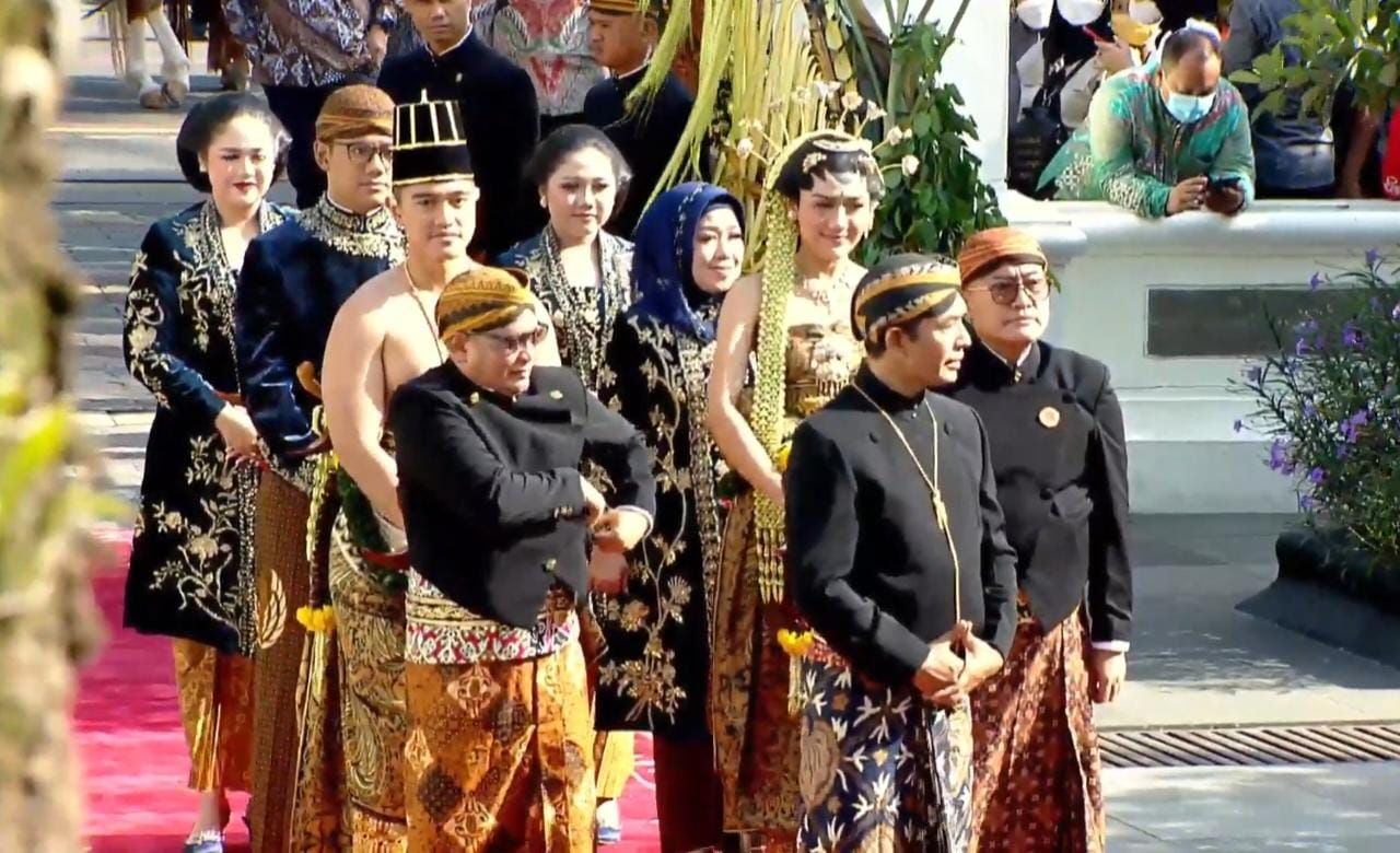 Berbagai tradisi arak-arakan pengantin yang ada di Indonesia. Kirab Ngunduh Mantu Kaesang-Erina bukan hal yang baru.