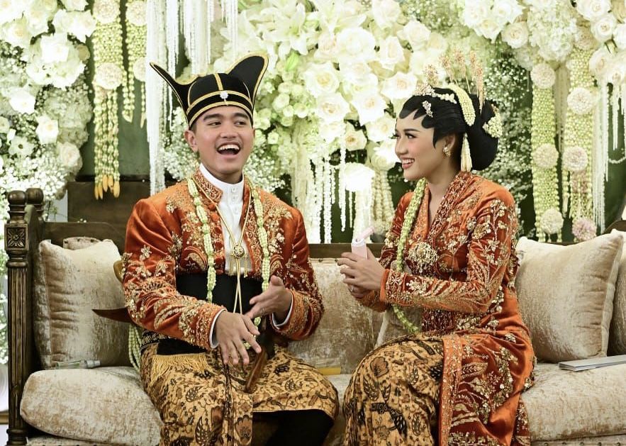 Lelah bersalaman dengan tamu undangan saat acara ngunduh mantu, Kaesang malah lepas sandal di pelaminan.