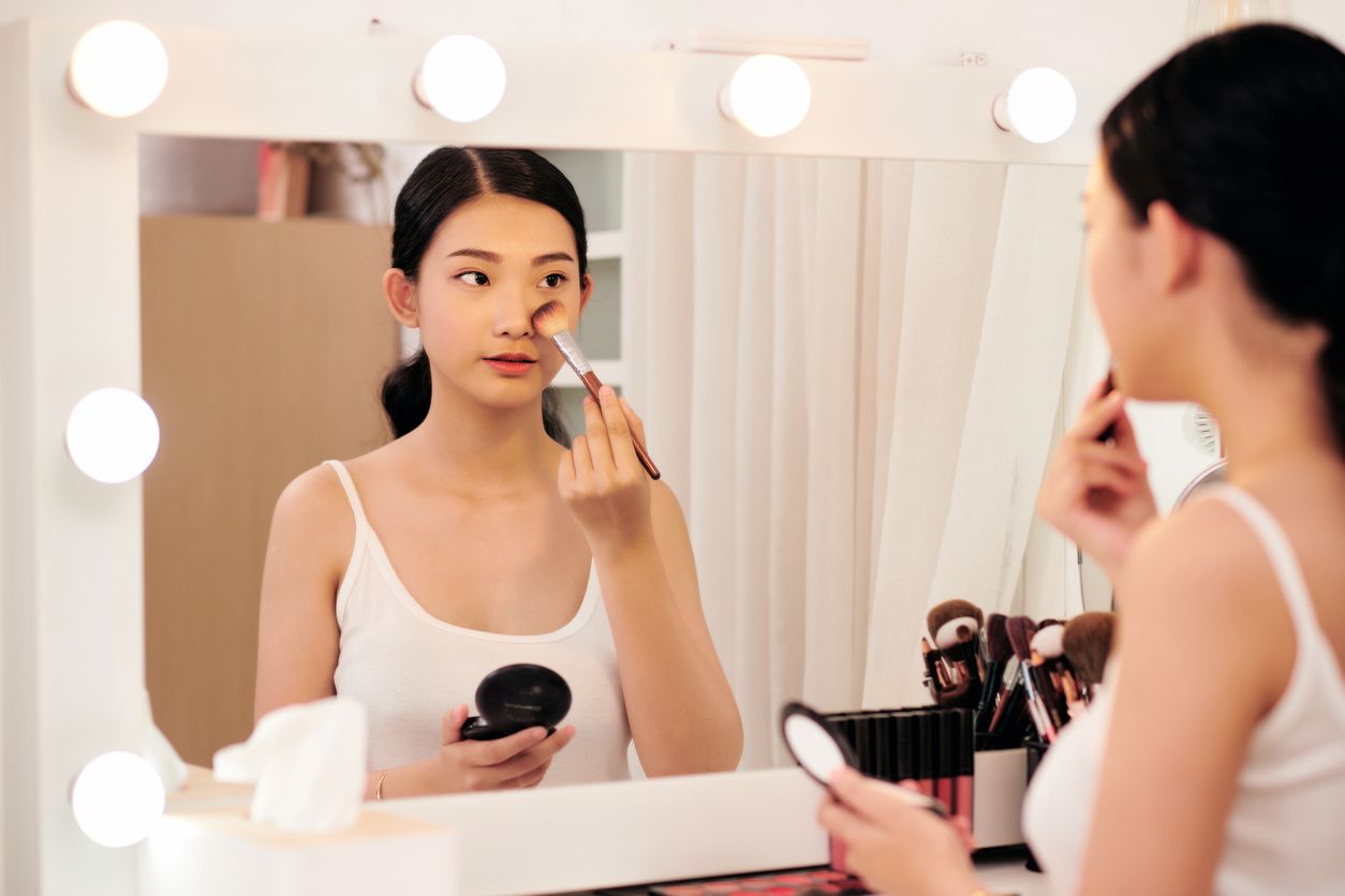 Intip 5 tips makeup saat wajah breakout penuh jerawat agar penampilan tetap terlihat flawless dan kamu tampil penuh percaya diri.