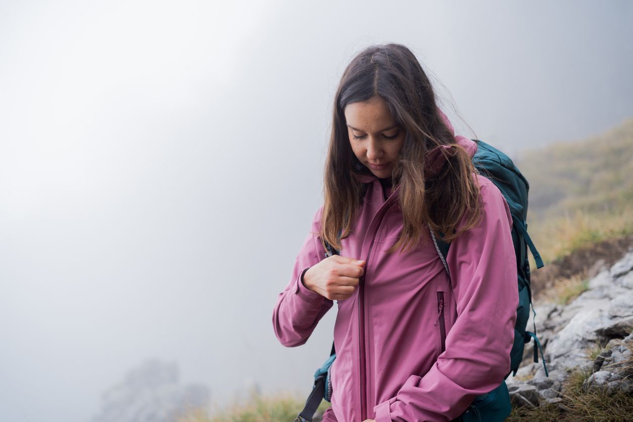 Berikut ini tiga rekomendasi jaket gunung yang cocok dipakai di segala cuaca, baik panas maupun hujan sehingga bisa dipakai untuk mendaki gunung.