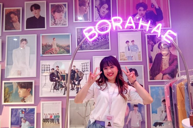 Berawal dari jastip, berikut cerita Laura meraup cuan dari berjualan merchandise K-Pop yang kini membuat dirinya membangun toko offline store!