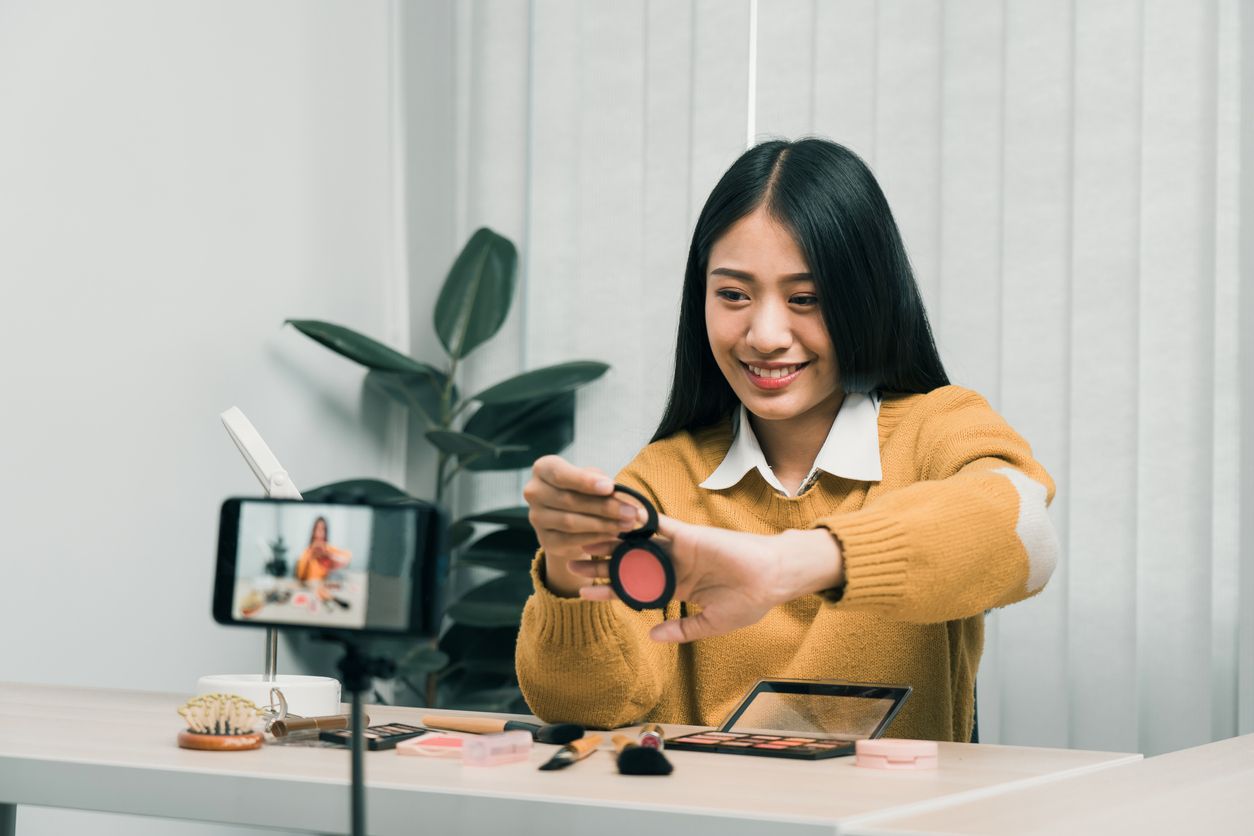 Memasuki penghujung tahun, simak sederet tren makeup viral di TikTok sepanjang tahun 2022. Cek selengkapnya!