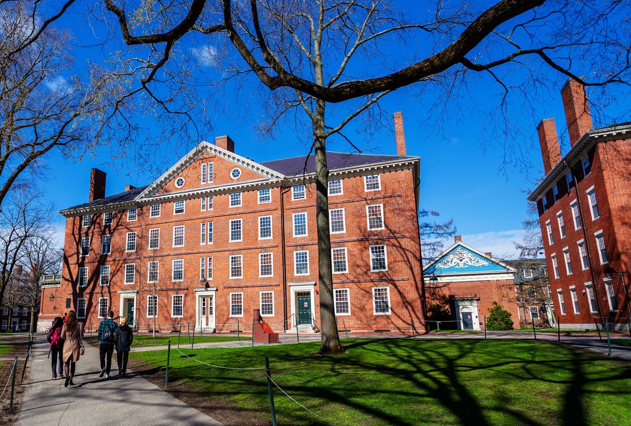 Banyak orang yang ingin melanjutkan studinya di universitas Ivy League. Apa saja universitas yang termasuk Ivy League yang terkenal dan bergengsi?