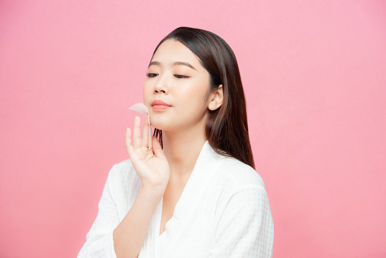 Membersihkan makeup tebal setelah perayaan natal bisa jadi susah dilakukan. Jangan khawatir, ini cara cepat hapus makeup tebal.