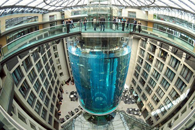 Mengintip fakta AquaDom, akuarium raksasa di Berlin, Jerman yang viral setelah pecah pada Sabtu (15/12/2022).