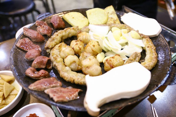 Mengenal apa itu Daechang dan cara masaknya, makanan usus sapi khas Korea Selatan yang kini sedang viral di TikTok.