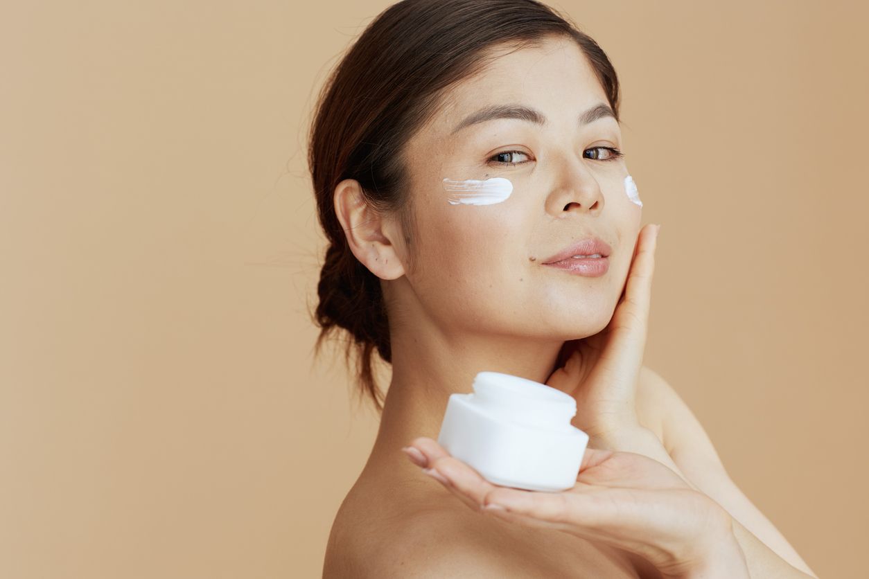 Vitamin E punya sifat antioksidan yang mampu melawan radikan bebas. Yuk ketahui tiga rekomendasi pelembab yang mengandung vitamin E.