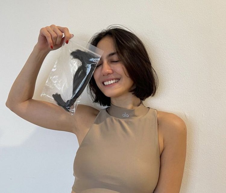 Kerap tampil dengan rambut panjang hitamnya, kini Pevita Pearce tampil beda dengan rambut pendek. Simak alasan Pevita Pearce potong rambut pendek.