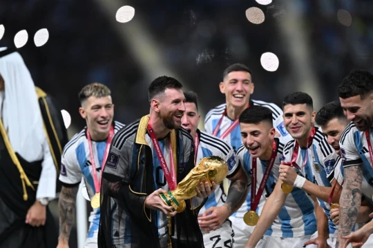 Mulai dari makna jubah Bisht yang dipakai Messi hingga rekomendasi dress merah. Ini dia berita terpopuler fashion dan beauty. 