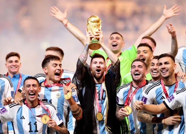 Lionel Messi dipasangkan jubah hitam saat angkat trofi Piala Dunia 2022, ini makna jubah bernama bisht tersebut!