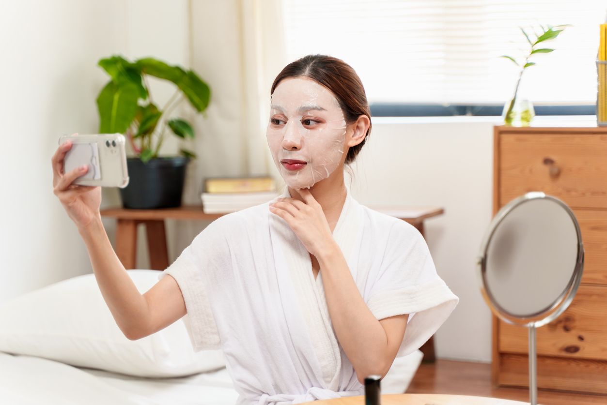 Mendekati penghujung tahun, simak sederet tren skincare viral di TikTok terbaik sepanjang 2022. Cek ulasan selengkapnya!