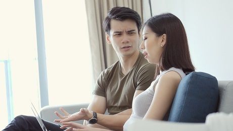 Sering kali diabaikan, berikut ini berbagai tanda yang menunjukkan jika pasangan terlalu mengendalikan hubungan suami istri.