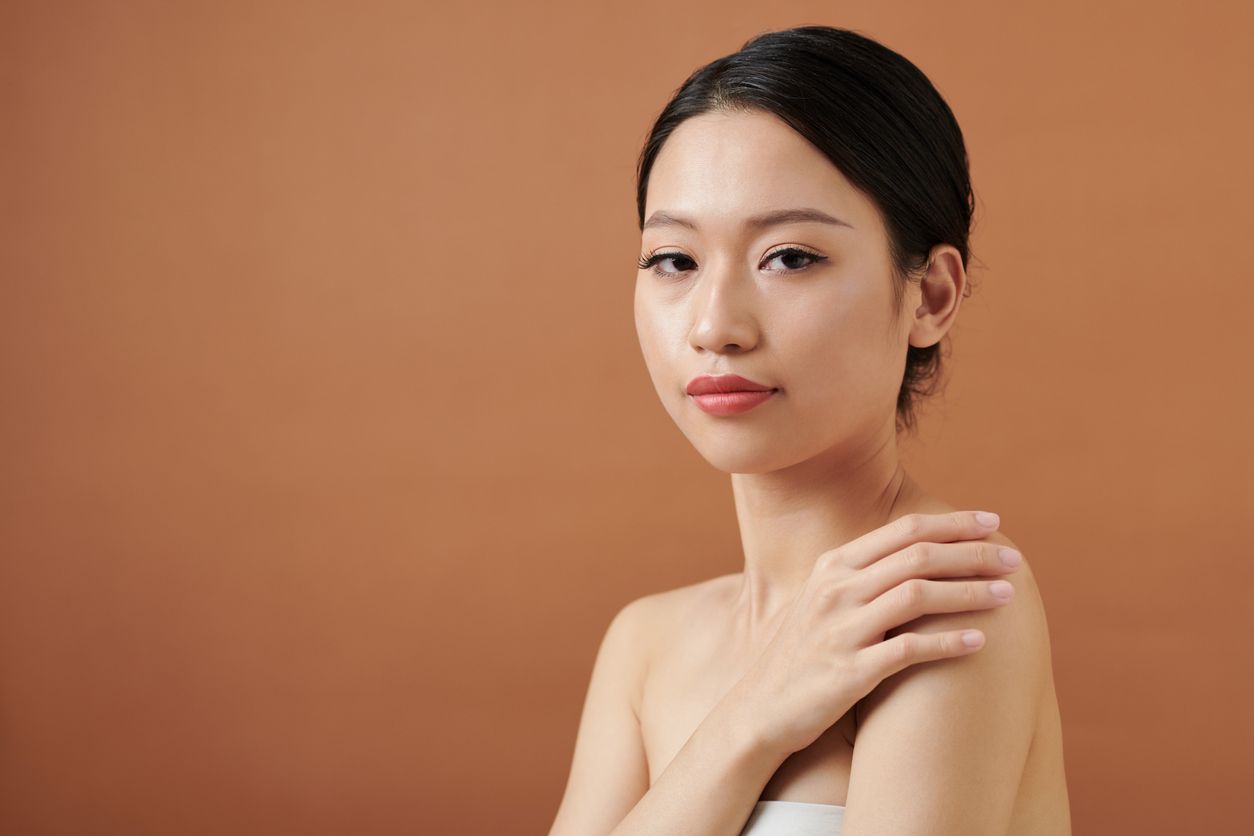 Membuat tampilan wajah sangat glowing dan bercahaya, simak tren shower makeup yang viral di TikTok. Seperti apa?